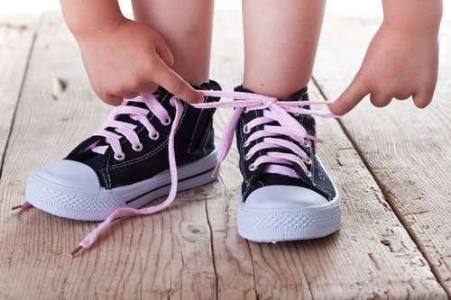 child-lacing-shoes